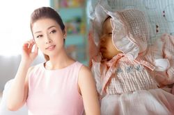 Hoa hậu Jennifer Phạm công khai khoe ảnh cận mặt con gái cưng nhân dịp tròn 1 tháng tuổi