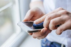 Hướng dẫn vệ sinh điện thoại và máy tính đúng cách để phòng tránh virus corona