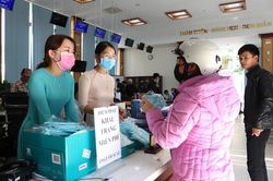 Doanh nghiệp dệt may tặng 70.000 khẩu trang vải kháng khuẩn cho người dân