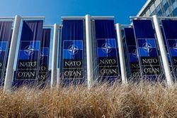 Dân Mỹ và Pháp ngày càng không thích NATO