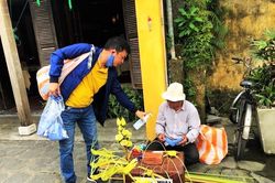 Chủ tiệm cà phê đóng quán, mua khẩu trang tặng du khách và người bán rong