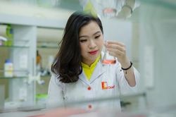 Nữ kỹ sư trẻ bỏ tiền túi mua hóa chất pha chế nước sát khuẩn tặng người dân phòng chống virus corona