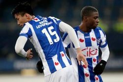 Văn Hậu có thể hình vượt trội dàn hậu vệ cánh của Heerenveen