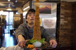 Cơm rang thịt bò wagyu hình tháp Tokyo SkyTree cao gần 1 m
