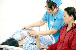 Sinh con 'thuận tự nhiên' tại nhà, sản phụ mất máu nặng