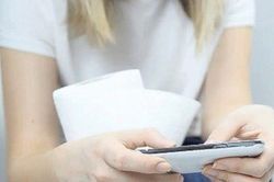 Hiểm họa khôn lường từ việc sử dụng điện thoại trong nhà vệ sinh