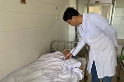 Cứu sống bệnh nhân dùng muỗng tự đâm vào mắt xuyên sọ