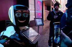 Robot trên Quảng trường Thời đại ở New York cung cấp thông tin về nCoV