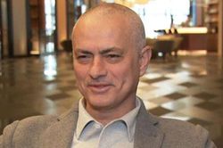 Mourinho thừa nhận vì ngủ quên mà 'tóc gió thôi bay'
