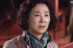 Khinh thường con dâu ở nhà ăn bám, mẹ chồng rớt nước mắt khi biết sự thật đằng sau