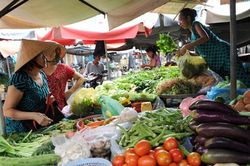 6 chiêu 'móc túi' người đi chợ của các tiểu thương