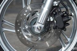Phanh xe máy không 'ăn' và cách khắc phục