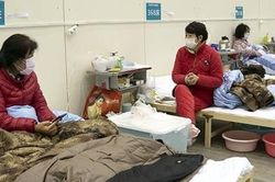 Cuộc sống bên trong một bệnh viện tạm thời ở Vũ Hán