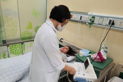 Băng huyết sau sinh mổ, sản phụ được 5 y bác sĩ hiến máu cứu trong đêm