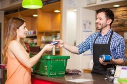 Anh sinh viên tặng thức ăn miễn phí cho những ai giải được các bài toán đơn giản