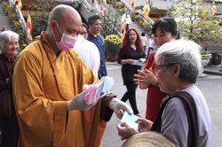 Yêu cầu bắt buộc mọi người khi đến chùa phải đeo khẩu trang, kể cả khi tham gia thực hành các nghi lễ