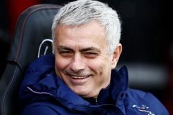 HLV Mourinho chọc giận cổ động viên MU