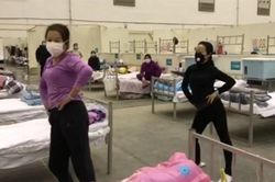 Người dân Trung Quốc nhảy aerobic, chơi rubik trong khu cách ly corona