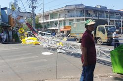 Cổng chào chúc mừng năm mới đổ sập ở TP.HCM, 2 người bị thương