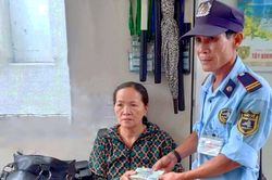 Bảo vệ bệnh viện trả 100 triệu cho người đánh rơi