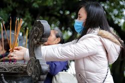 Giáo hội yêu cầu người dân đeo khẩu trang khi đi chùa