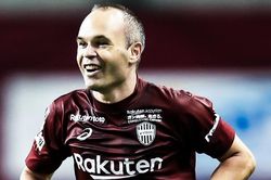Iniesta tạt bóng loại bỏ hàng thủ CLB Malaysia