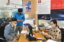 Nhân viên kín bưng khẩu trang, hạn chế bắt tay khi làm việc trong mùa dịch