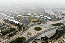 Đường đua F1 Hà Nội gấp rút hoàn thành, lập hàng rào bảo vệ mặt đường tiêu chuẩn
