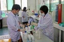 Các trường đại học điều chế dung dịch rửa tay sẵn sàng đón sinh viên