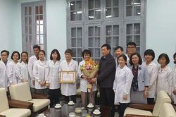 Trao bằng khen cho đơn vị nuôi cấy và phân lập được chủng mới của virus corona