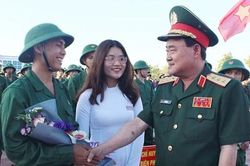 Các địa phương, đơn vị tổ chức giao, nhận quân trang trọng, nhanh gọn, an toàn