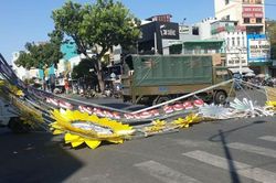 Sập cổng chào bằng thép, 2 người đi đường gặp nạn