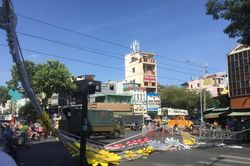 Cổng chào chúc mừng năm mới đổ sập ở Sài Gòn, hai người bị thương