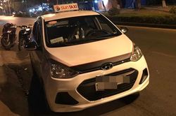 Tài xế taxi bị khách đâm gục