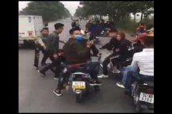 Nhóm thanh niên đầu trần, dàn hàng ngang chặn đầu xe chở tân binh