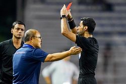 Thầy Park bị phạt, AFC đùa quá lố rồi!