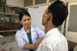Mảnh xương gà kẹt ở trung thất khiến người đàn ông 9 phần chết 1 phần sống