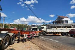Tông liên hoàn cả loạt xe dính nhau quay tứ phía, quốc lộ tê liệt