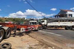 Tông liên hoàn cả loạt xe dính nhau quay tứ phía, quốc lộ tê liệt