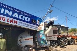 Tai nạn liên hoàn trên Quốc lộ 14, xe đầu kéo lao thẳng vào nhà dân