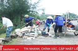 Tiếp thu vấn đề Báo Hà Tĩnh nêu, Thạch Bình tổ chức dọn rác trên đê Hữu Phủ