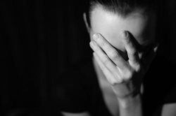 Vô tình nghe cuộc nói chuyện của vợ tôi như muốn điên lên và hối hận, đau khổ tột độ