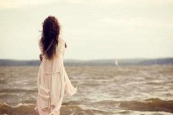 Tôi yêu người này để quên đi người khác