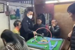 Đoạn video clip cảnh sát Bắc Kinh đập phá bàn mạt chược gây sốt trên mạng