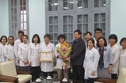 Khen thưởng thành tích nuôi cấy và phân lập thành công virus Corona