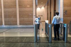 1 người nhiễm Covid-19, 300 nhân viên ngân hàng Singapore sơ tán