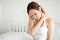 Đau gáy sau khi ngủ dậy