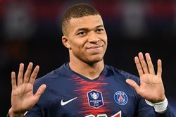Mbappe đệm bóng vọt xà trước khung thành rộng mở