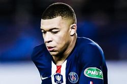 Cú vẩy má ngoài kiến tạo của Mbappe