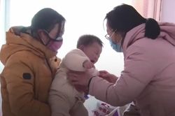 Cuộc chia ly xúc động với con gái 8 tháng tuổi của nữ bác sĩ ở Vũ Hán